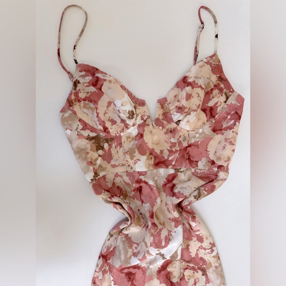 Selfie Leslie floral dress. - Picture 2 of 3